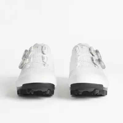 Sapatos desportivos brancos com sola preta e fecho de roleta prateado
