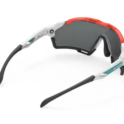 Óculos desportivos com lentes escuras e armação branca e vermelha