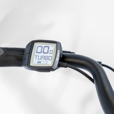 Ecrã digital num guiador de bicicleta elétrica a mostrar 00.0 TURBO