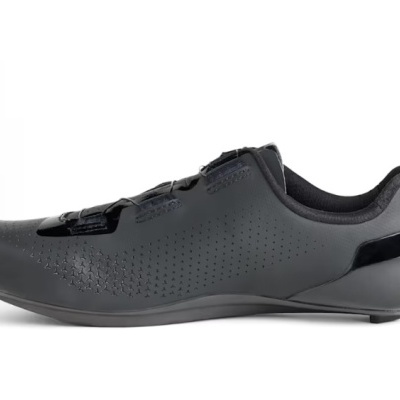 Sapato desportivo preto com tiras e textura perfurada