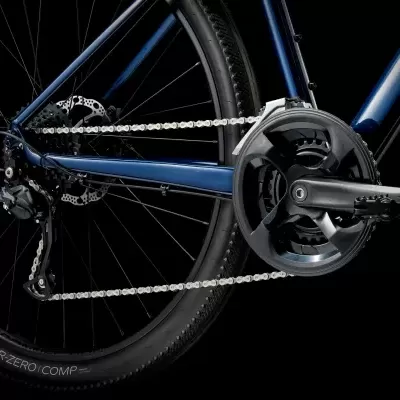 Bicicleta azul metálica focada na roda traseira e pedais