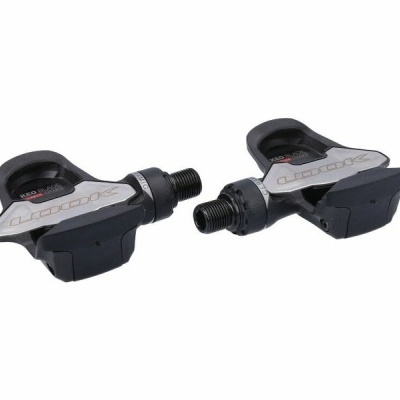 Par de pedais de bicicleta de estrada preto e cinza