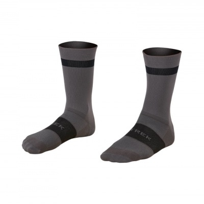 Par de meias cinza com detalhes pretos e texto TREK