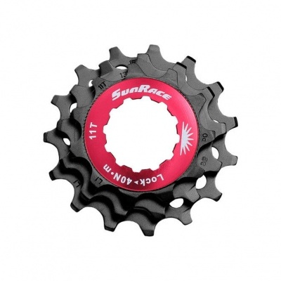 pinhão de bicicleta preto com centro vermelho e texto SunRace