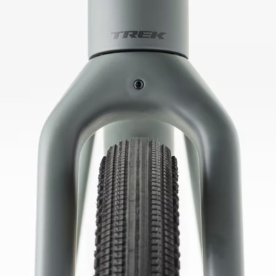 Pneu e garfo de bicicleta com logo TREK