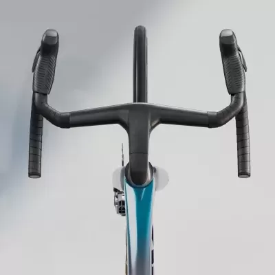 Guiador preto de bicicleta de estrada com punhos ergonómicos, quadro azul