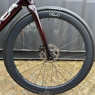 Roda de bicicleta com aro preto e pneu Pirelli P Zero X