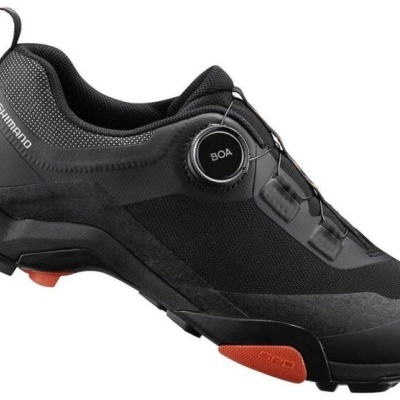 Sapato desportivo preto com fecho BOA e marca Shimano no calcanhar