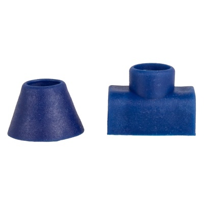 Dois objetos de borracha azul com formas distintas sobre fundo branco