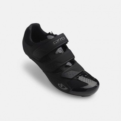 Sapato de ciclismo preto com fecho em velcro e marca GIRO