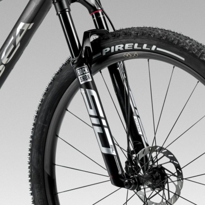 Roda dianteira de bicicleta com suspensão e pneu PIRELLI preto