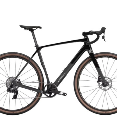 Bicicleta gravel preta com pneus castanho claro e travões de disco