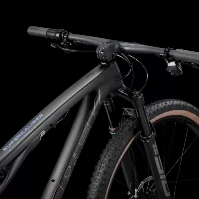 Guiador e parte dianteira de bicicleta de montanha preta