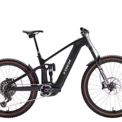 Bicicleta elétrica de montanha TREK preta com pneus largos e suspensão dianteira e traseira