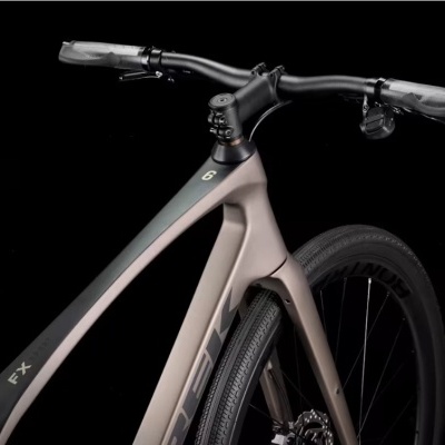 Bicicleta moderna com quadro cinza e preto e guiador preto