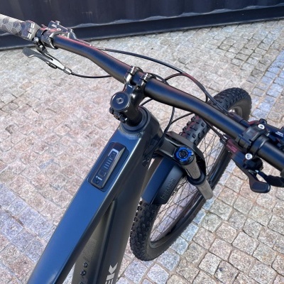 Bicicleta elétrica preta com bateria Bosch e pneus robustos