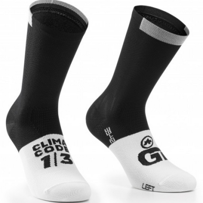 Par de meias desportivas pretas e brancas com texto