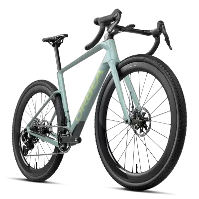 Bicicleta Orbea azul claro com pneus pretos e guiador curvo