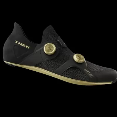 Sapato ciclismo preto com detalhes dourados e duas fivelas.