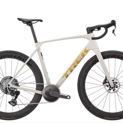 Bicicleta de estrada branca com detalhes em dourado e rodas pretas