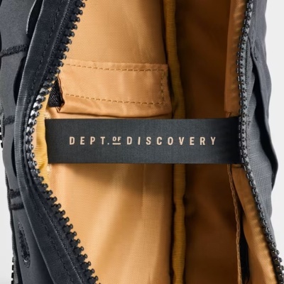 Interior de mochila preta com etiqueta DEPT. OF DISCOVERY