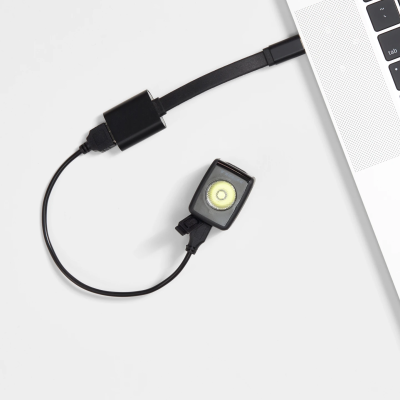 Adaptador USB com dispositivo LED ligado a portátil prateado