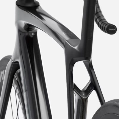 Bicicleta de estrada preta em carbono com roda e detalhes com texto branco