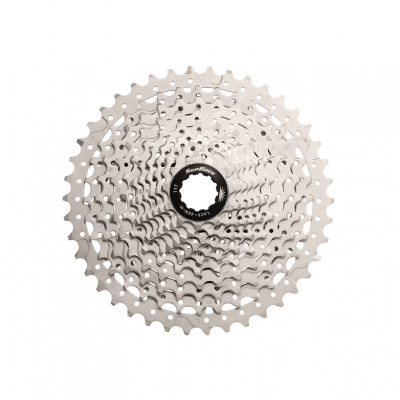 Cassete de bicicleta metálico prateado com texto SunRace no centro preto