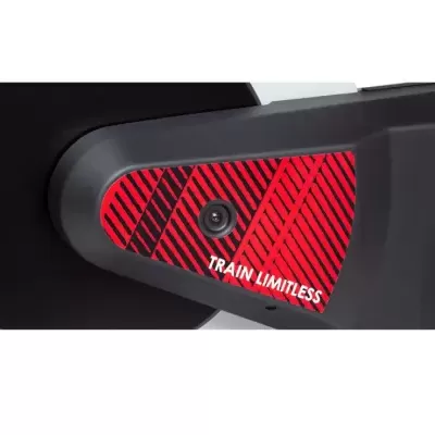 detalhe de equipamento desportivo preto e vermelho com texto TRAIN LIMITLESS