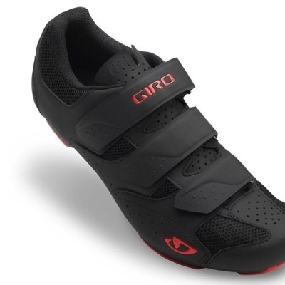 Sapatilha de ciclismo preta com detalhes vermelhos e três velcros ajustáveis