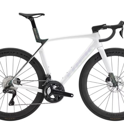 Bicicleta de estrada branca com detalhes em preto e verde e rodas pretas