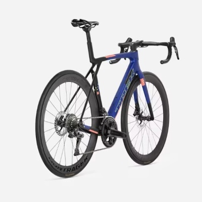 Bicicleta de estrada azul com detalhes pretos e vermelhos em fundo cinzento