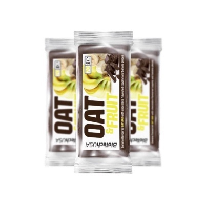 Barras de snack OAT & FRUIT da BioTechUSA com banana e chocolate na embalagem branca