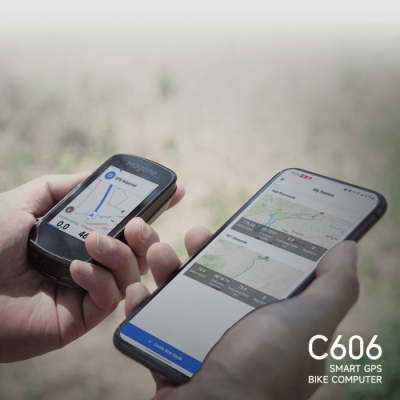 Pessoa segurando GPS para bicicleta e smartphone com mapas e informações de percurso na tela