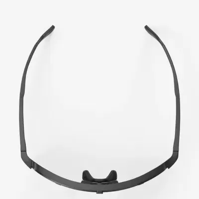 Armação de óculos preta vista de cima sobre fundo branco