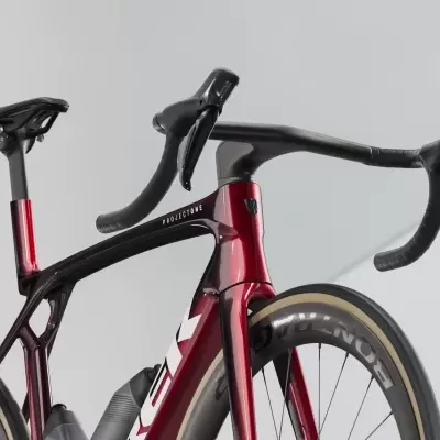 Bicicleta de estrada vermelho e preto com quadro em carbono e guiador curvo preto