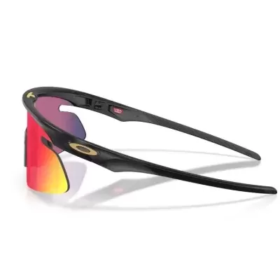 Óculos de sol desportivos com lentes refletoras e armação preta