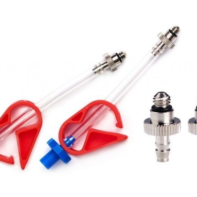 Conjunto de dispositivos metálicos e plásticos com tubos transparentes e válvulas