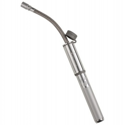 Bomba de ar portátil em metal prateado com tubo flexível e botão preto.