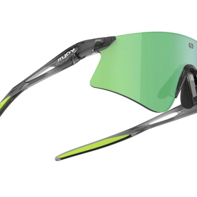 Óculos de sol desportivos com lentes verdes espelhadas e armação cinzenta translúcida.