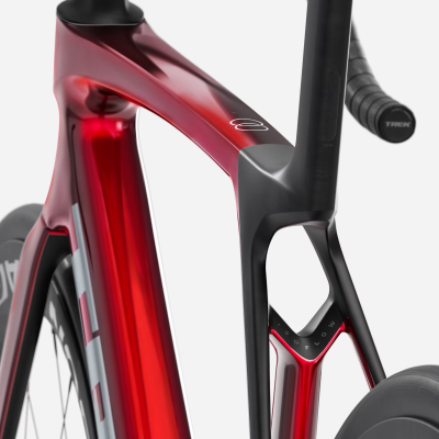 Quadro de bicicleta de estrada vermelho metálico com detalhes pretos e texto TREK no guiador