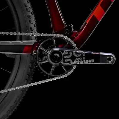 Braço de manivela de bicicleta preto com texto e corrente prateada