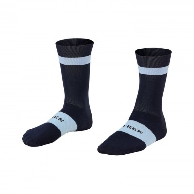 Meias pretas com faixa cinza clara e texto TREK