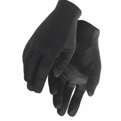 Par de luvas negras com texturas distintas e detalhes antiderrapantes