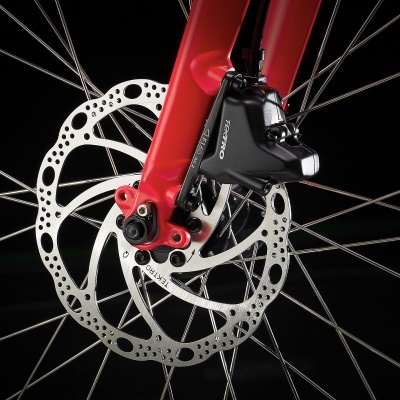 Roda de bicicleta com disco de travão metálico e pinça preta