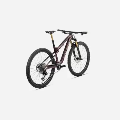 Bicicleta de montanha com quadro castanho escuro e suspensão dourada em fundo branco