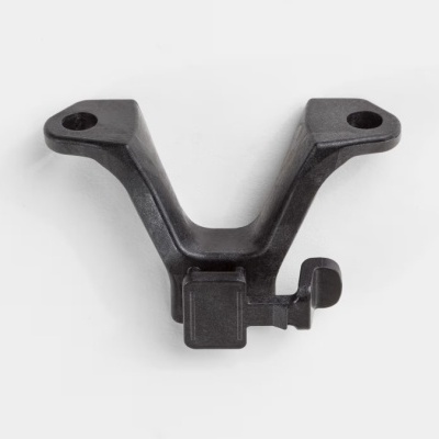 Suporte em metal preto com orifícios sobre fundo branco