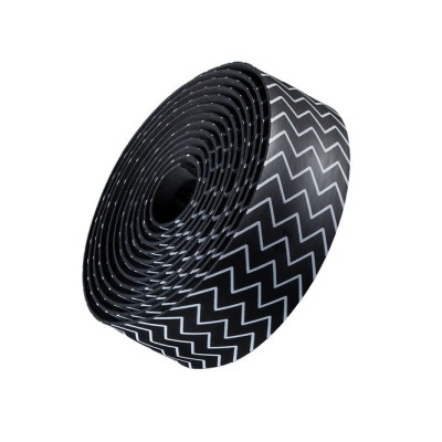 Rolo de fita adesiva preta com padrão de ziguezague branco
