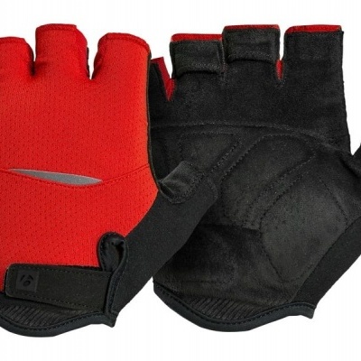 Par de luvas de ciclismo sem dedos vermelha e preta
