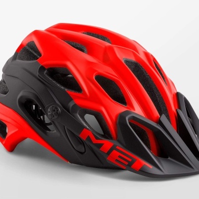 Capacete de ciclismo vermelho e preto com texto MET